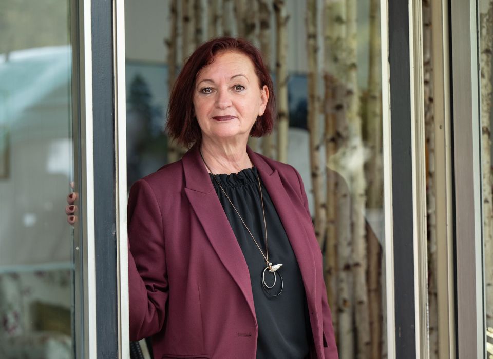 Carmen Kocher steht vor der Eingangstür
