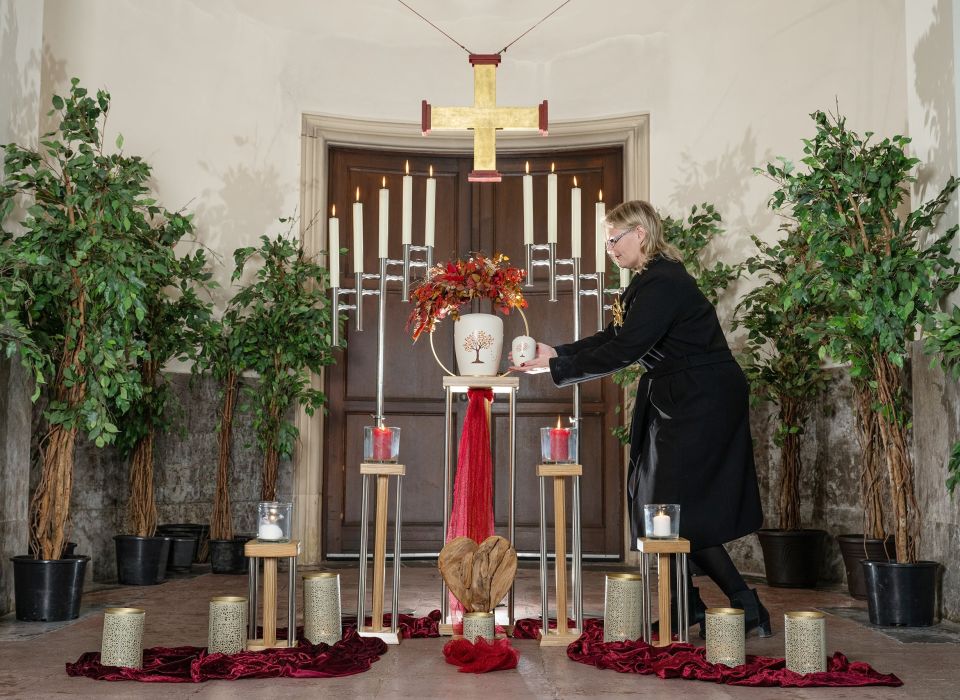 Bestattungsvorbereitung in der Trauerhalle Neustadt