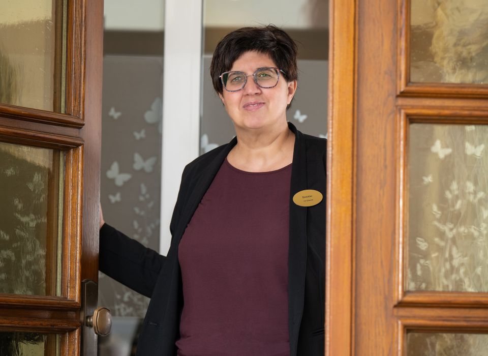 Petra Schleicher öffnet die Tür